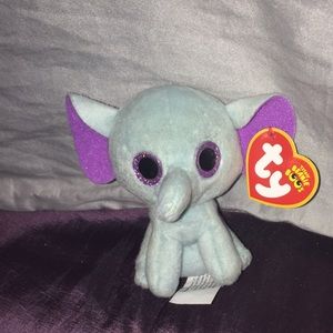 An elephant which is named peanut